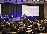 Bundesfachtagung 2026: Publikum und Podium beim "Talk im Gerüst"