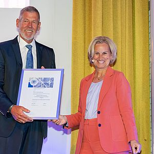 Sabrina Luther und Holger Budroweit mit Urkunde