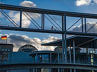 Kanzleramt und Reichstag in Berlin