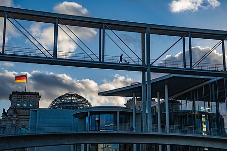 Kanzleramt und Reichstag in Berlin