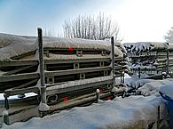Gerüstmaterial im Schnee