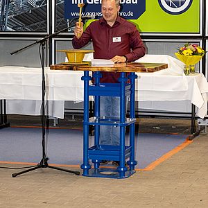 Ein Ausbilder bei den traditionellen drei Hammerschlägen