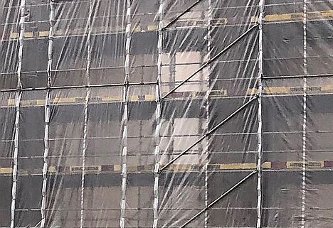 Eine Gerüstplane an einem Gerüst - Detailaufnahme