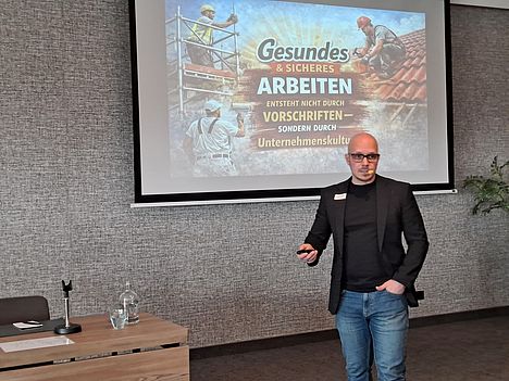 Der Projektverantwortliche, Sascha Lohmann, bei der Begrüßung    