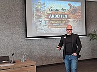 Der Projektverantwortliche, Sascha Lohmann, bei der Begrüßung