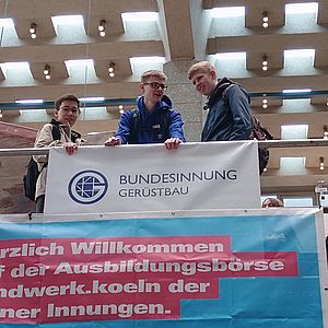 Schüler schauen vom Gerüst