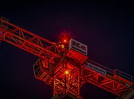 Ein Baukran bei Nacht - Symbolbild für düstere Aussichten im Baugewerbe
