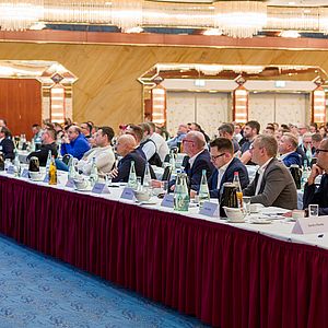 Blick in den Saal: Teilnehmer beim Groß-Seminar