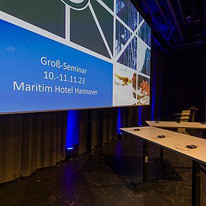 Titel des Groß-Seminars auf einer Leinwand