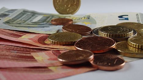 Geld auf einem Tisch - Symbolbild Mindestlohn