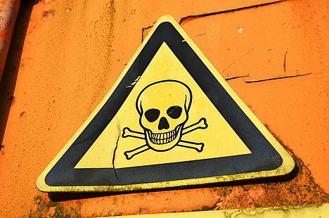 Warnschild mit Totenkopf - Symbolbild Asbest