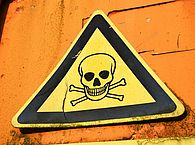 Warnschild mit Totenkopf - Symbolbild Asbest