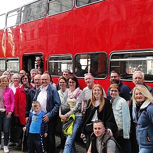 Gruppenbild vor Oldtimerbus