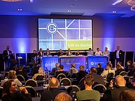 Das Podium beim Talk im Gerüst