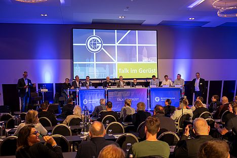 Das Podium beim Talk im Gerüst