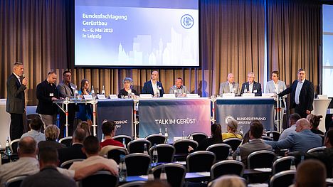 Das Podium beim Talk im Gerüst