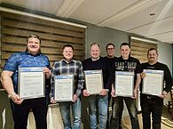 Die geehrten Meister mit ihren Urkunden