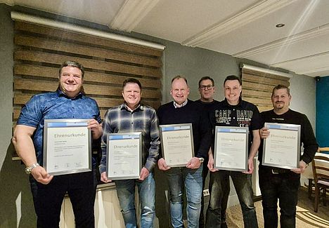 Die geehrten Meister mit ihren Urkunden