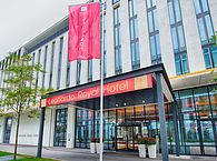Eingangsbereich des Leonardo Royal Hotels in München
