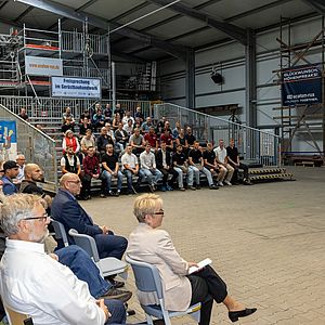 Blick in die Halle: Gäste und Junggesellen