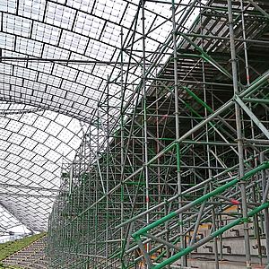 Das Gerüst unter dem Dach des Olympiastadions