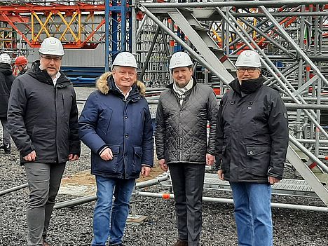 Hermann Gröhe gemeinsam mit Peter Kahl, Marcus Nachbauer und Carsten Burckhardt im Ausbildungszentrum