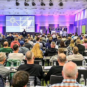 Saal und Podium beim Technik-Seminar