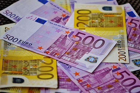 Ein Tisch mit vielen Geldscheinen - vor allem 200 und 500 Euro-Scheine