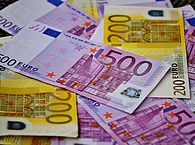 Ein Tisch mit vielen Geldscheinen - vor allem 200 und 500 Euro-Scheine