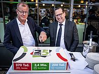 Felix Pakleppa und Marcus Nachbauer schneiden den BVB-Geburtstagkuchen an