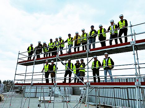 Die Teillnehmer der Tagung auf einem Gerüst bei der Werksbesichtigung
