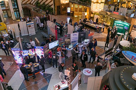 Die Ausstellung im Hotelfoyer beim Groß-Seminar 2024