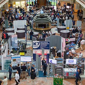 Blick auf die Ausstelllung im Foyer