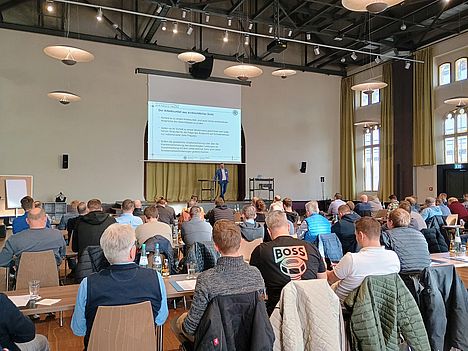 Blick über den Saal auf die Bühne