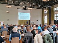 Blick über den Saal auf die Bühne