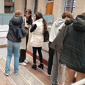 Schüler auf dem Gerüst
