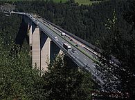 Eine Autobahnbrücke aus der Luft