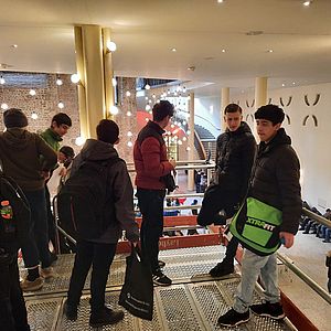 Schüler auf dem Gerüst bei der  Ausbildungsbörse