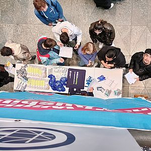 Blick vom Gerüst auf den Tagungsstand