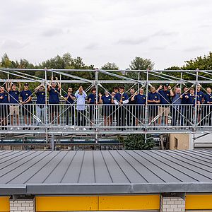 Gruppenbild der freigesprochenen Gesellen auf einem Gerüst