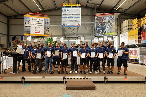 Gruppenbild von der Gesellenfreisprechung in Magdeburg