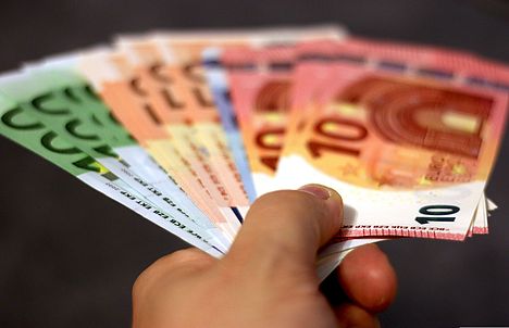 1000 Euro in einer Hand