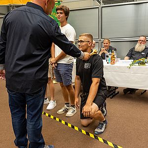 Der traditionelle Schulterschlag mit der goldenen Ratsche