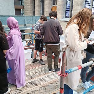 Schüler oben auf dem Gerüst