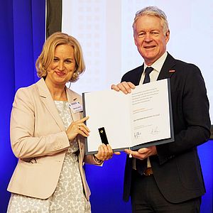 Bundesfachtagung 2026: Holger Schwannecke zeichnet Sabrina Luther mit dem Handwerkszeichen in Gold