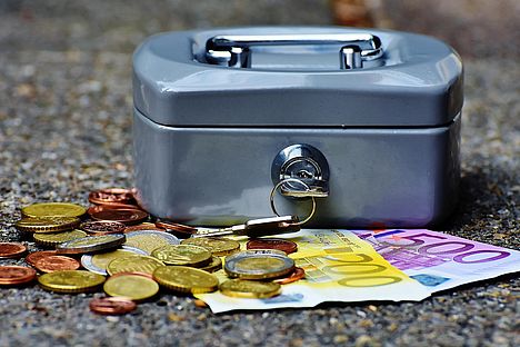 Eine Kassette und Geld - Symbolbild Sondervermögen