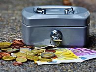 Eine Kassette und Geld - Symbolbild Sondervermögen