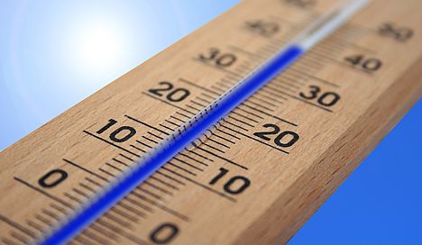 Ein Thermometer zeigt knapp 40 Grad an - Symbolbild Hitze