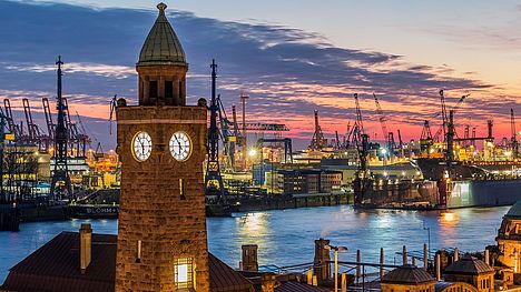 Der Hamburger Hafen in der Dämmerung